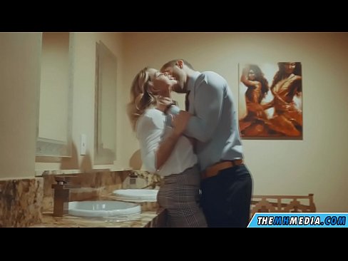 ❤️ Gava ku blondeyek busty we di nav hewşek gelemperî de dixapîne ️❌ Porno li porno ku.risegame.top